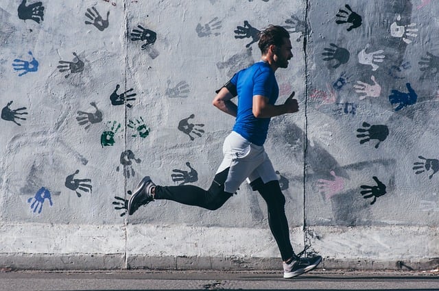 Homem praticando exercícios físicos