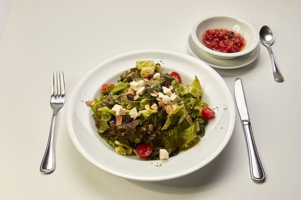Prato de comida com verduras e legumes